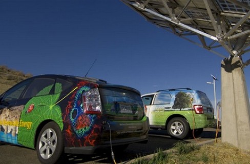 L’auto elettrica che fa il pieno nel parcheggio-girasole