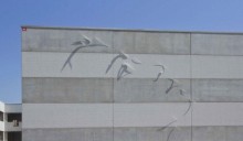 Una scultura di luce su una parete prefabbricata Baraclit