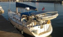 La barca a vela Heron si fornisce di energia solare grazie ai moduli fotovoltaici