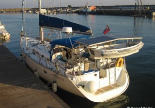 La barca a vela Heron si fornisce di energia solare grazie ai moduli fotovoltaici