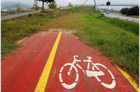 In bicicletta: piste ciclabili per legge