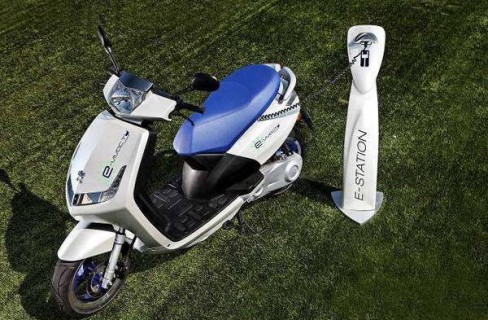 Scooter e auto a benzina o veicolo elettrico?