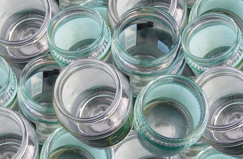 Il vetro riciclato cresce e “ripulisce” l’acqua