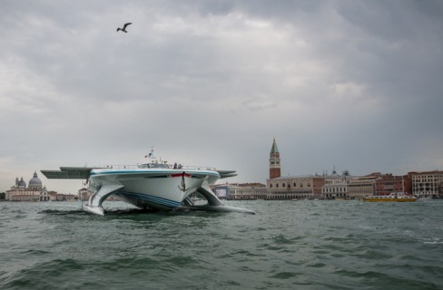 La nave a energia solare sbarca a Venezia