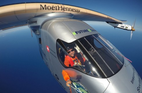 Il Solar Impulse 2 attraversa l’Atlantico, Piccard: “Il futuro è pulito”