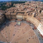 Figura 3 – Veduta area di Piazza del Campo a Siena. Notare la trama radiale che istoria il parterre; foto: Citypictures.org